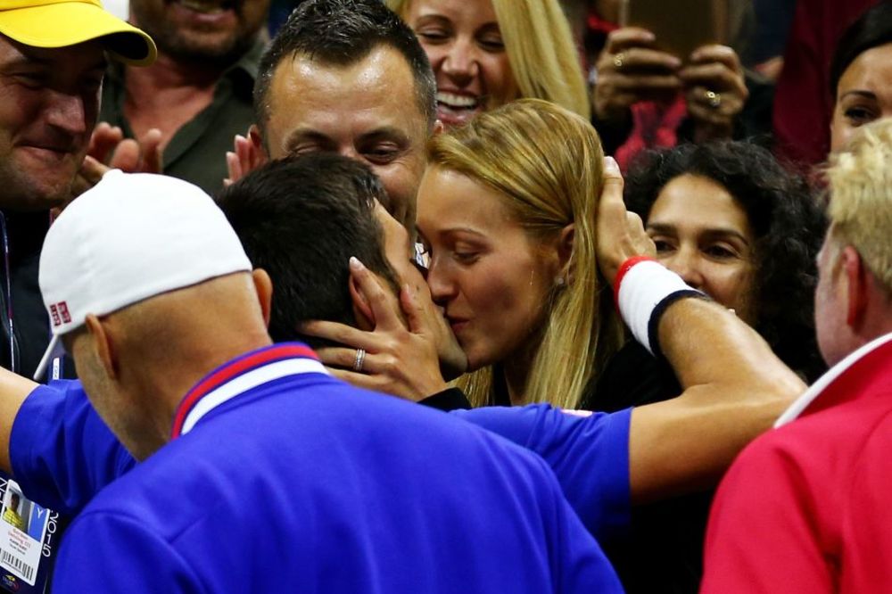 PROSLAVILI POLJUPCEM: Novak i Jelena razmenili nežnost posle trijumfa! (FOTO) (VIDEO)