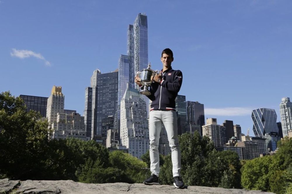 POKLONITE SE ŠAMPIONU: Novak pokazao trofej Njujorčanima (FOTO)