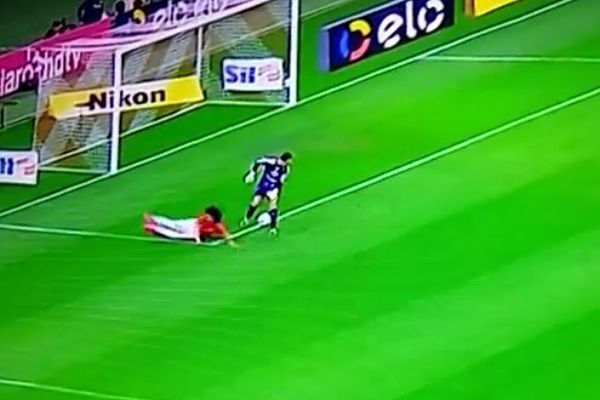 MALI, AJ PO BUREK: Nije lako kada ste golman u Brazilu! (VIDEO)