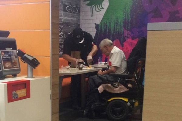 Radnik McDonaldsa zatvorio kasu kako bi nahranio bespomoćnog invalida! (FOTO) (VIDEO)