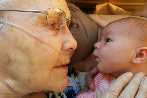 Da se raznežiš: 92-godišnja prababa prvi put ugledala tek rođenu unuku! (FOTO) (VIDEO)