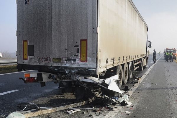 Kamion se zakucao u autobus, jedan azilant poginuo, 9 povređenih!
