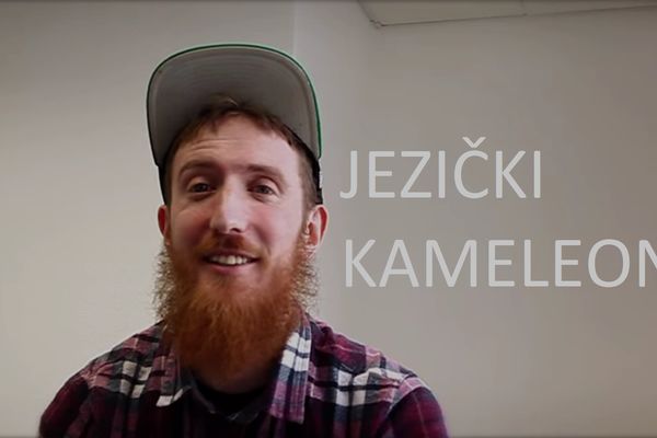 Ovaj batica tečno priča 9 jezika! (VIDEO)