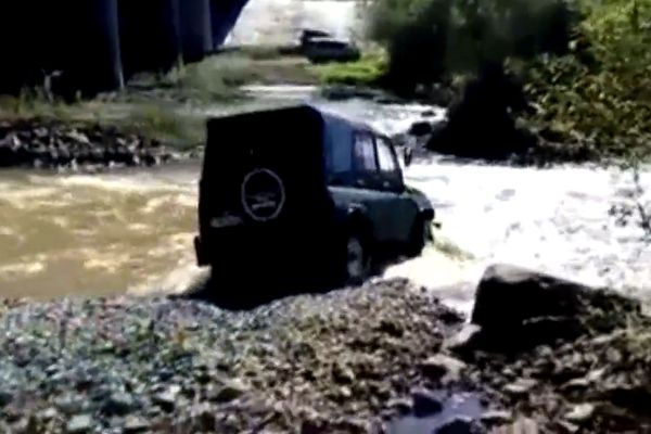 Vozač u džipu nestao u vodenom vrtlogu! (VIDEO)