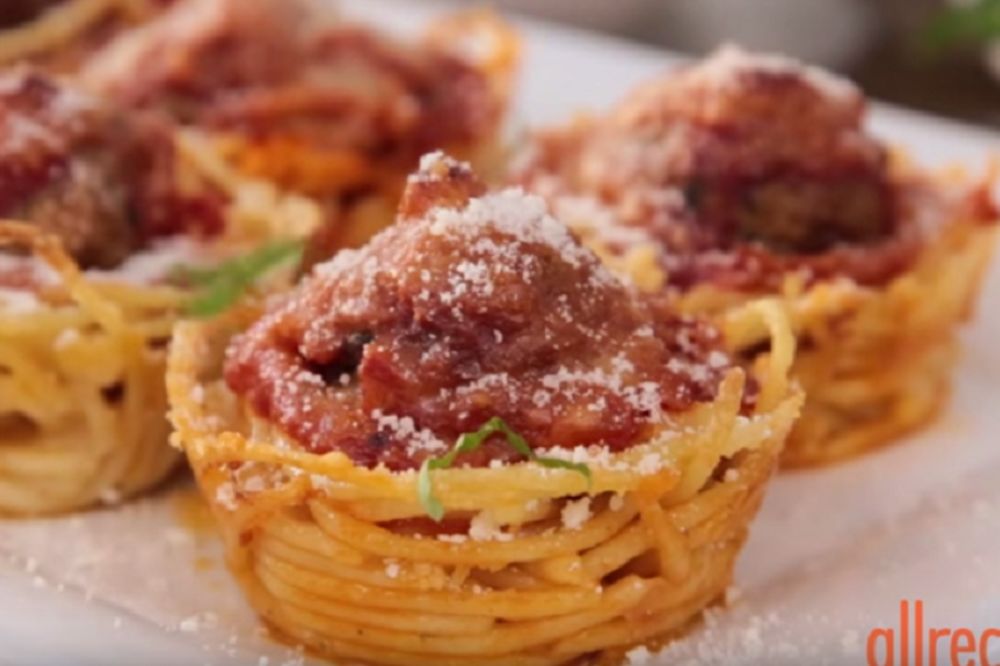 Stavila je špagete u kalupe za mafine! Kada vidite šta je dobila napravićete isto! (VIDEO)
