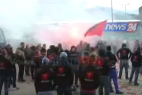Huligani s Kosova već stigli u Elbasan i potpaljuju atmosferu! (VIDEO)