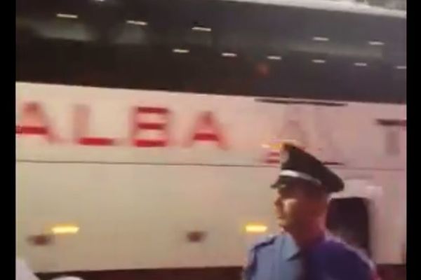 Snimak kamenovanja autobusa srpske reprezentacije iz drugog ugla! (VIDEO)