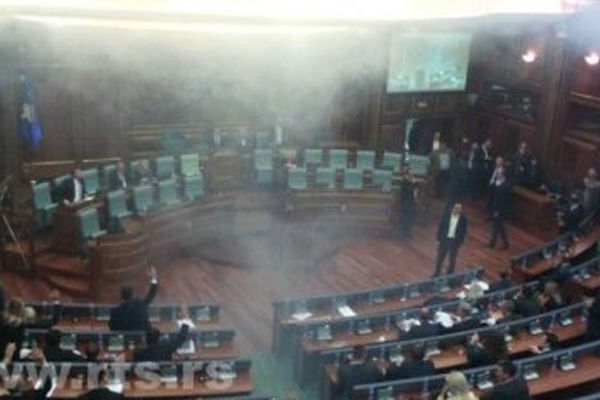 Novi haos: Ponovo suzavac u Skupštini Kosova! (FOTO)
