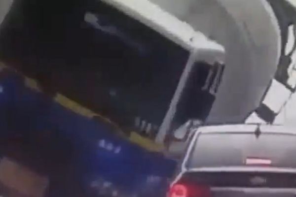 Horor vožnja: Automobil smrskala mešalica za cement. Ništa od njega nije ostalo! (VIDEO)