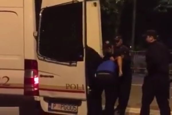 Policajci u Podgorici ukrali telefon demonstrantu dok su ga hapsili! (VIDEO)