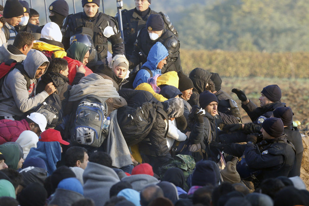 Haos na granici: 3.000 migranata probilo kordon hrvatske policije!