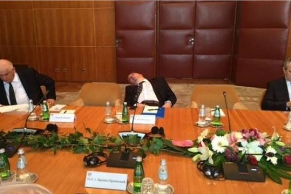 Prikuntalo mu se: Rumunski političar zaspao na sastanku s Tomom Nikolićem! (FOTO)