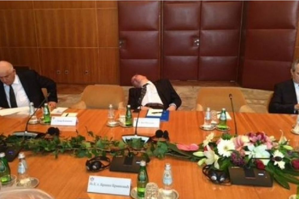 Prikuntalo mu se: Rumunski političar zaspao na sastanku s Tomom Nikolićem! (FOTO)