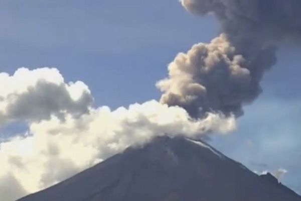 Sve se trese: Najnovija porcija pepela i dima iz Popokatepetla (VIDEO)