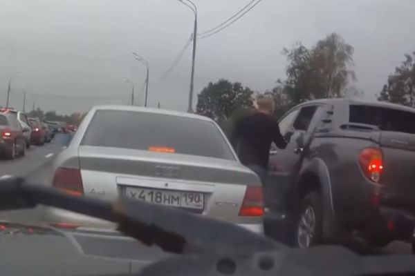 Hteo je da se obračuna sa vozačem ispred, ali nije sve prošlo kako je očekivao! (VIDEO)