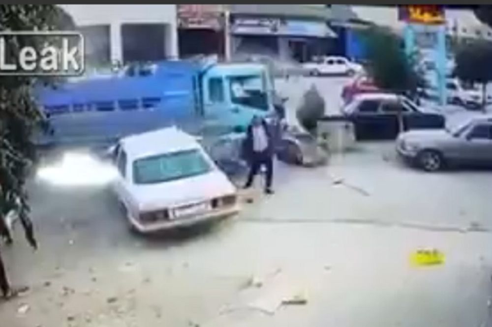 Kamion ostao bez kočnica i pokosio grupu ljudi! (VIDEO)