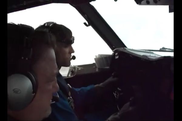 Proleteo je avionom kroz oko najvećeg uragana: Pogledajte kako to izgleda! (VIDEO)