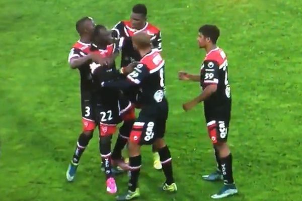 Fudbaler Valensjena dobio crveni karton i krenuo da se bije sa saigračima! (VIDEO)