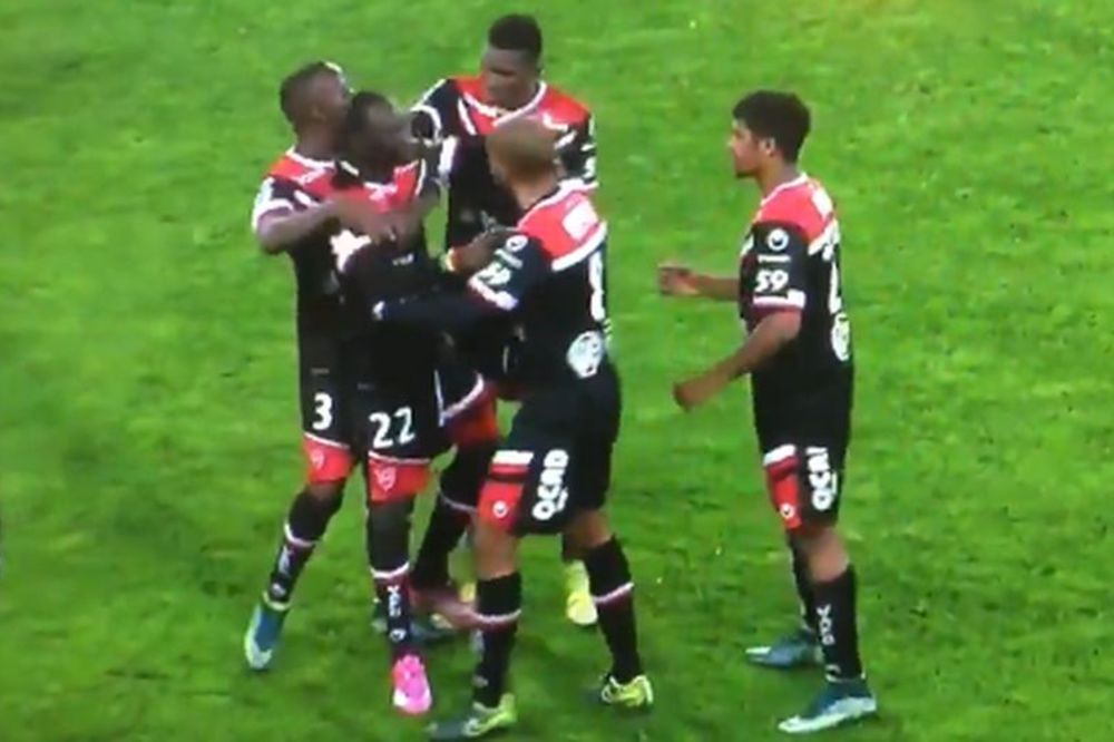 Fudbaler Valensjena dobio crveni karton i krenuo da se bije sa saigračima! (VIDEO)
