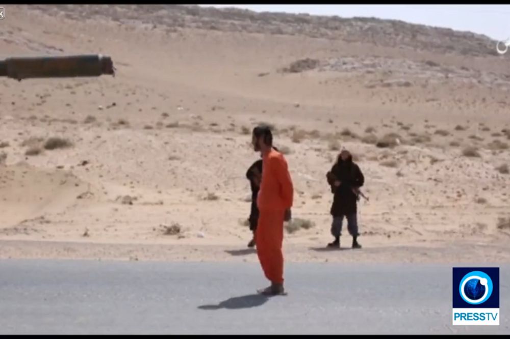 Ludilo se nastavlja: ISIS tenkom zgazila taoca (UZNEMIRUJUĆI GIF)