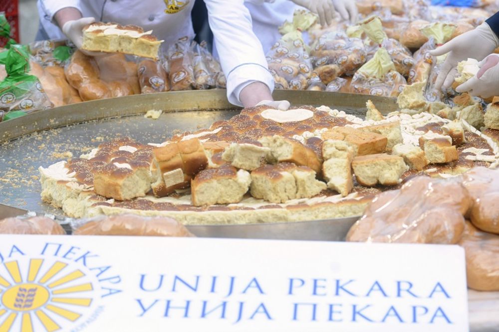 Jadna i bedna Srbija: U Nišu pekari žele da dele hleb siromašnima, ali im ne daju!