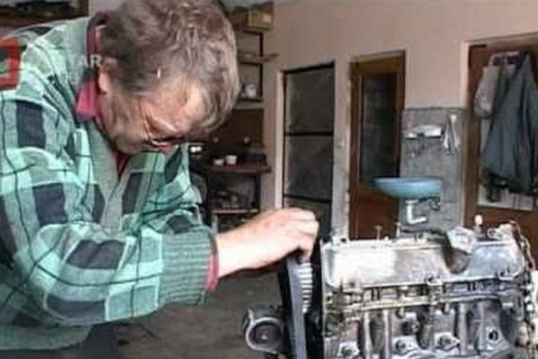 Slep 30 godina, a popravlja automobile: Upoznajte Dragana Živkovića, Srbina heroja! (VIDEO)