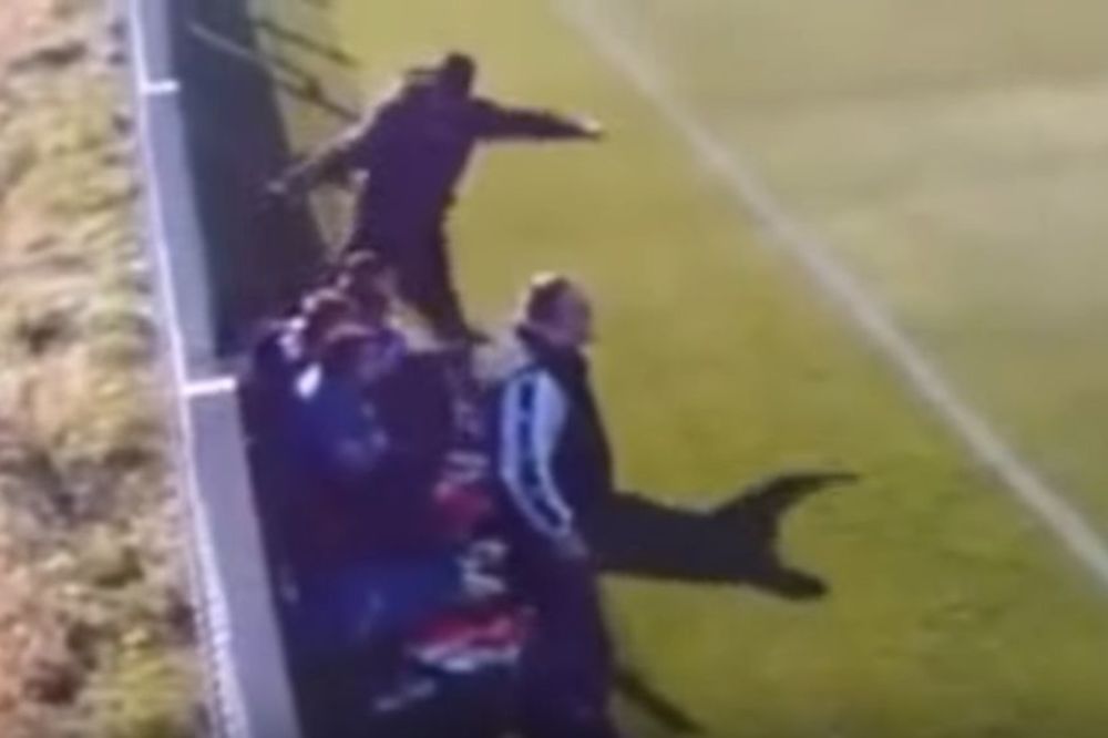 Trener divljački šutirao 16-godišnjeg igrača u glavu, a niko da mrdne prstom! (VIDEO)