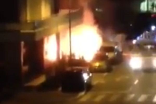 Sorajin auto dignut u vazduh: Pogledajte kako gori džip poznate starlete! (VIDEO)