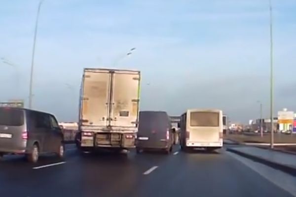 Kakve makazice: Ovakav kamionski slalom nikada niste videli! (VIDEO)
