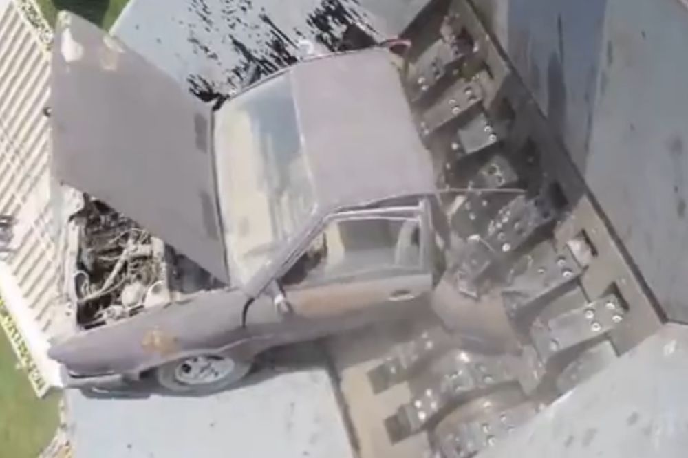 Da li je ovo najjača drobilica za automobile? (VIDEO)