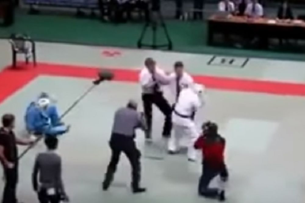 Sudija otkinuo borce u ringu od batina, ubio boga u njima! (VIDEO)