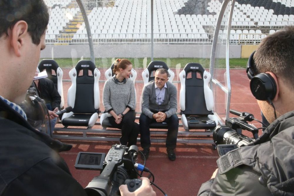Drulović na terenu držao konferenciju, a povod za to su bile nove stolice! (FOTO) (VIDEO)
