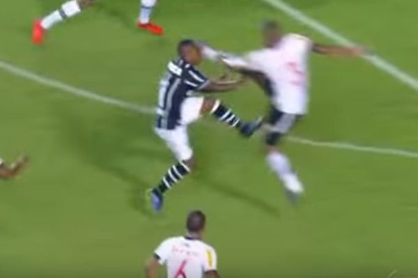 Kopačkom direktno u čelo: Igrač Vasko de Game mogao je da ubije protivnika! (VIDEO)