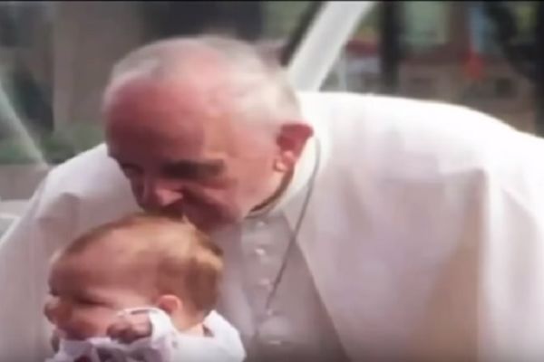 Čudotvorac: Šta se desi kad te papa Franja celiva u potiljak? (VIDEO)