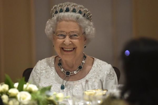 Kraljica kao stend-ap komičar: Fora Elizabete II izazvala opšti smeh u sali (VIDEO)