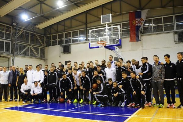 Družili se košarkaši i fudbaleri Partizana, a pale su i prozivke! (FOTO)