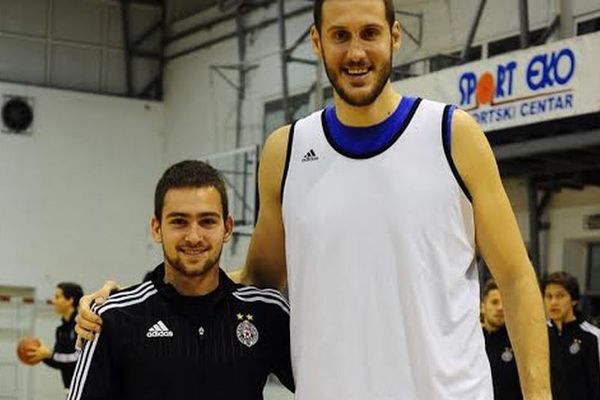 Malo li je pola metra: Antologijska fotka košarkaša i fudbalera Partizana! (FOTO)