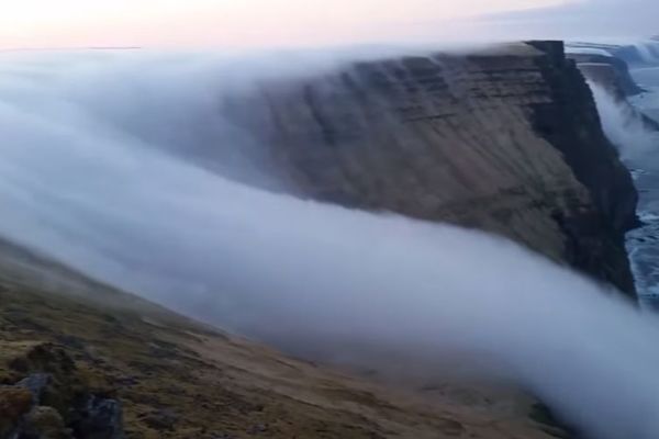 Mistični vodopad: Magla sa Islanda kakvu do sada niste videli (VIDEO)