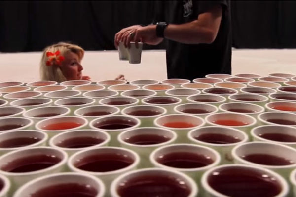 Ovaj mozaik napravljen je od 66.000 čaša vode (VIDEO)