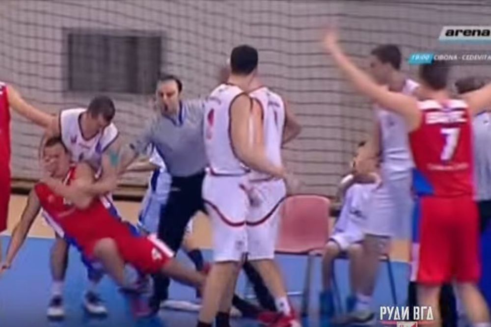 Pesničenje u Nišu: Opšta tuča košarkaša Konstantina i Borca! (VIDEO)