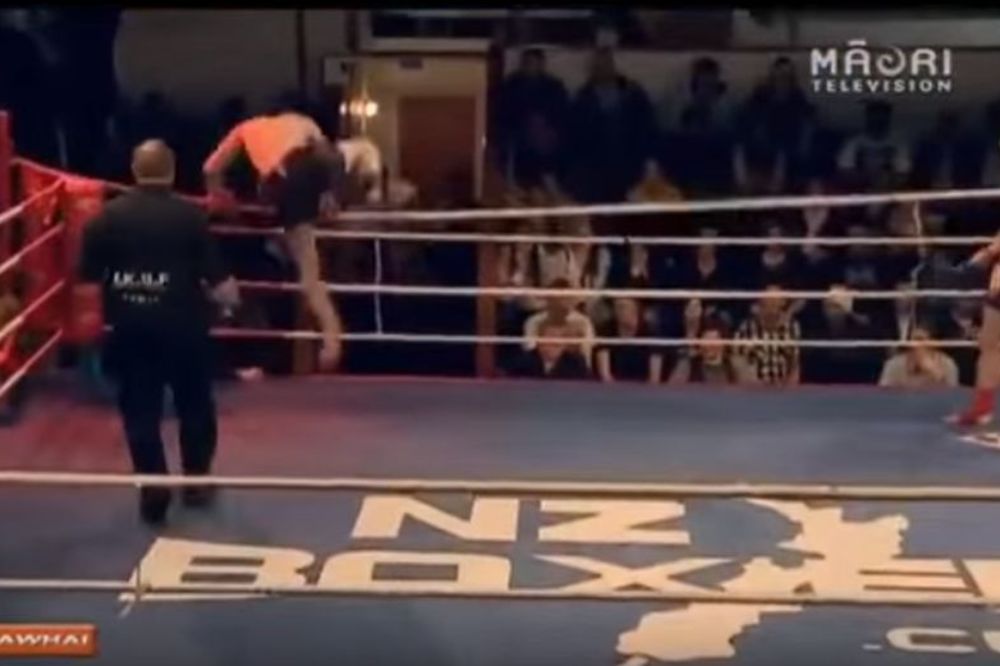 Prvo je nokautiran, pa je padao po ringu, a onda hteo da iskoči iz njega i skršio se! (VIDEO)