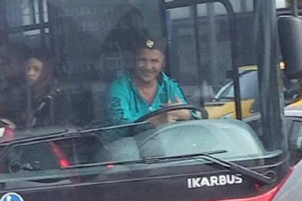 Ovaj batica vozi autobus sa šajkačom na glavi, a liči na našeg poznatog pevača! (FOTO)
