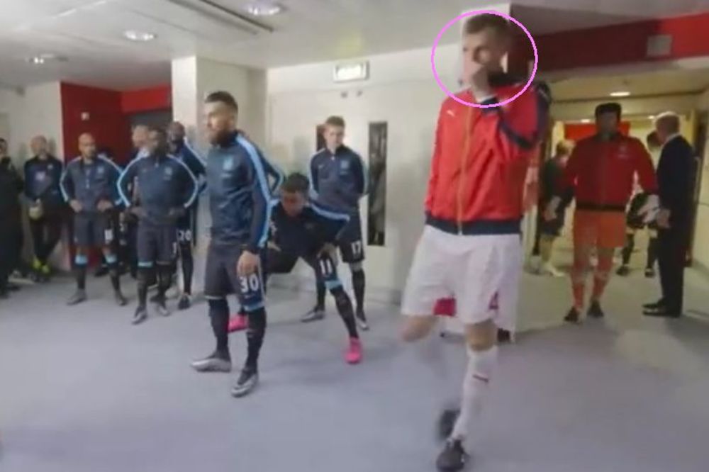 Suvenir koji se pamti: Igrač Arsenala iskopao blago iz nosa i obrisao ga o dečakovu glavu! (VIDEO)