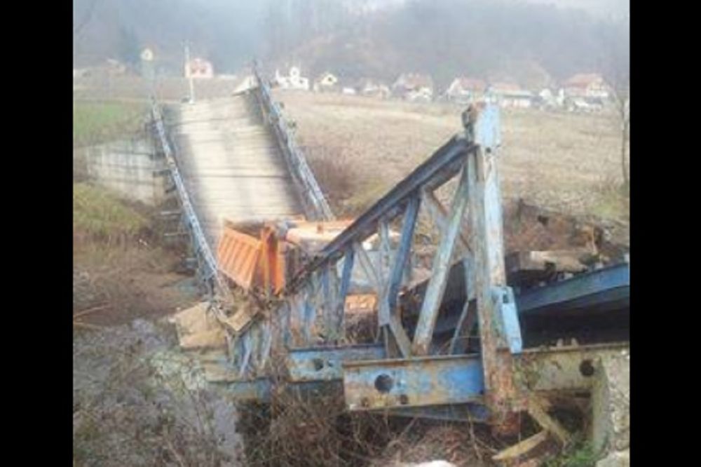 Kao da su pitali Batu Stojkovića: Kamion propao kroz most u Bosni! (FOTO) (VIDEO)