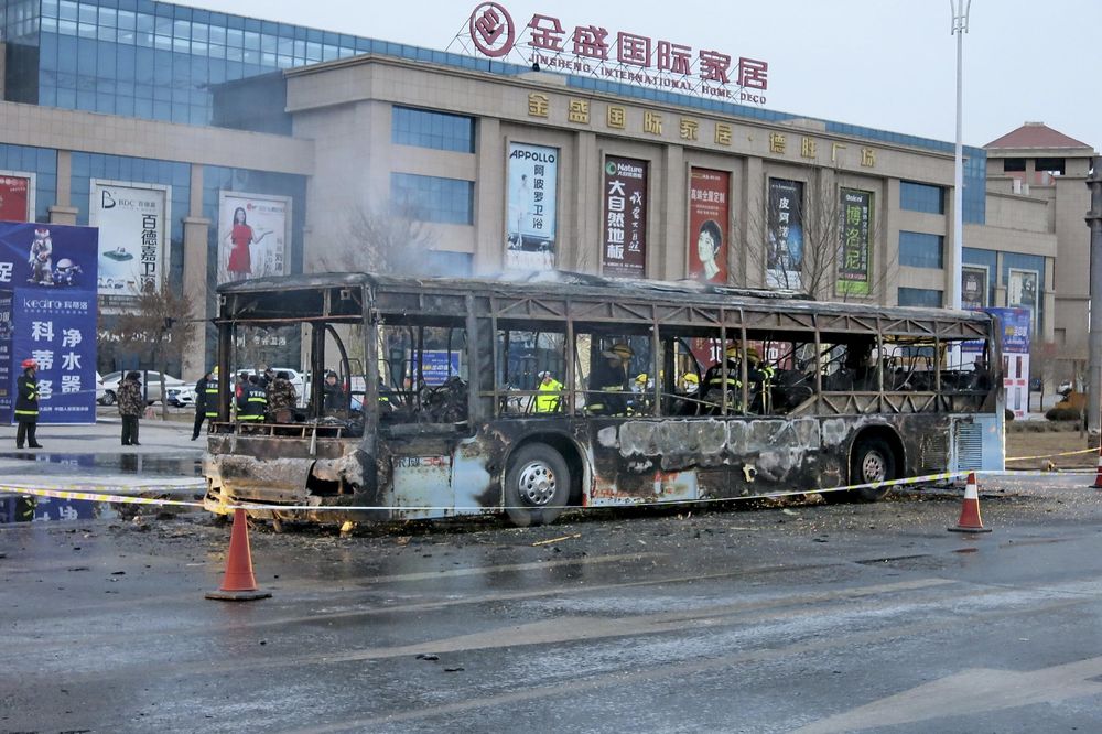 U zapaljenom autobusu u Kini poginulo 14, a povređeno 32 osobe! (FOTO)