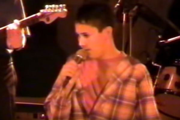 Bio je zavodnik na Farmi, a poslušajte ga kako je pevao sa 14 godina! (VIDEO)