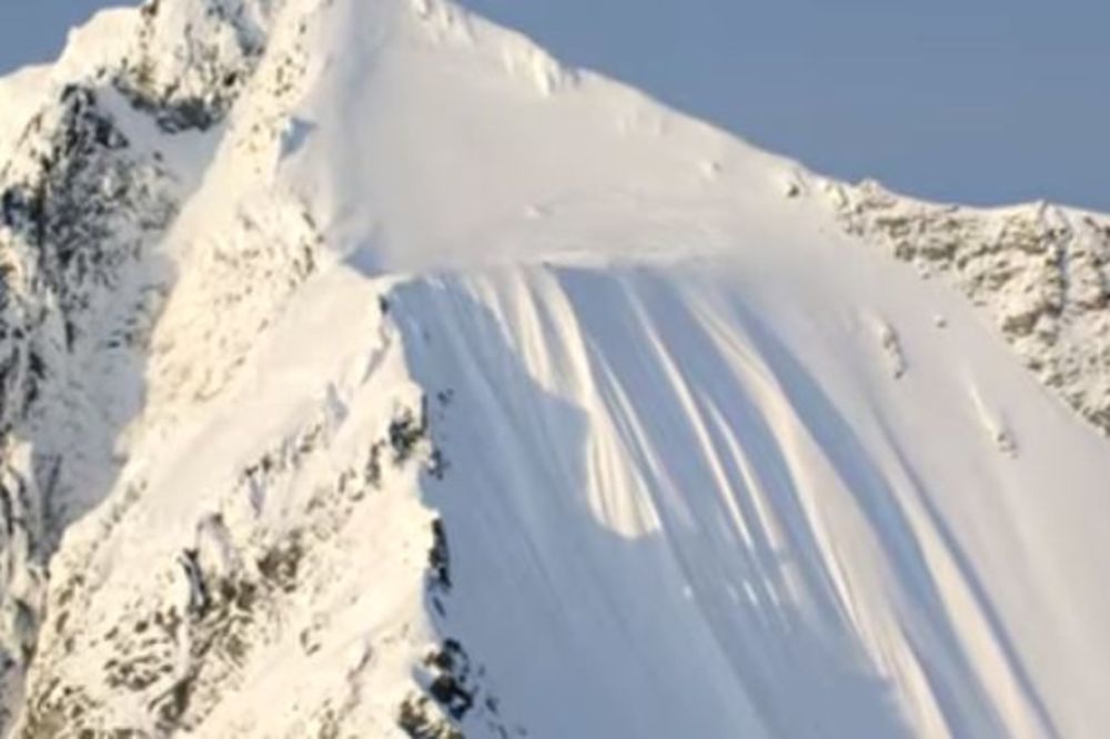 Padao je čitavih 1.500 metara! Skijaš se strmoglavio sa vrha planine čim je krenuo na spust! (VIDEO)
