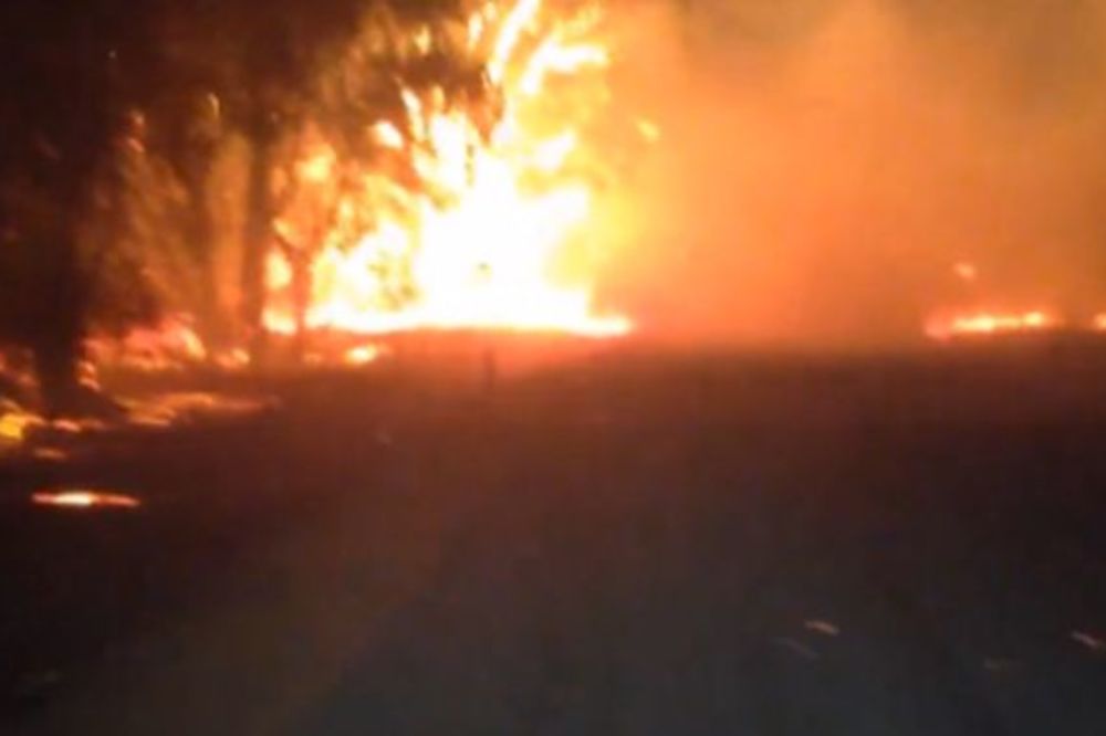 Gori Australija: Uznemirujući beg vatrogasaca iz razbuktale šume! (VIDEO)