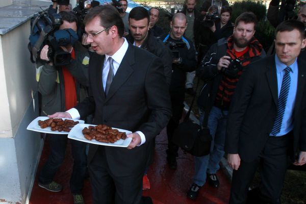 Domaćin čovek: Vučić pekao ćevape i točio rujno vino! (FOTO)