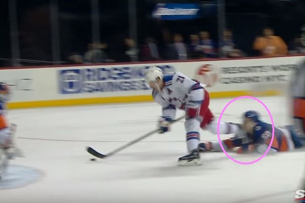 Hokejaš dobio klizaljku direktno u lice i svi u dvorani su se uhvatili za glavu! (FOTO) (VIDEO)